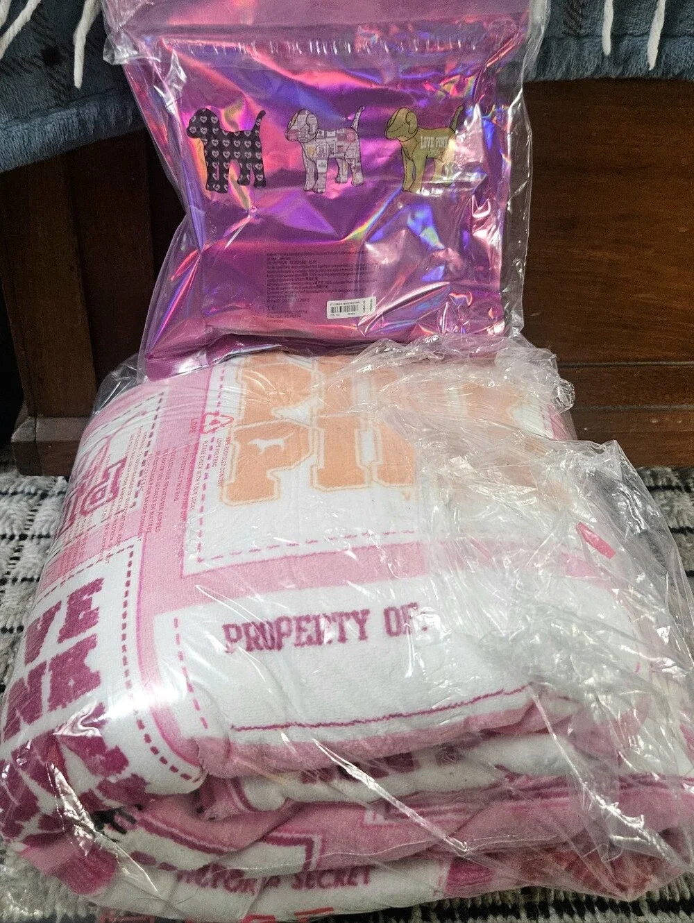 PINK VS PINK FRIDAY COZY SHERPA THROW BLANKET 50x60 & MYSTERY DOG BUNDLE new